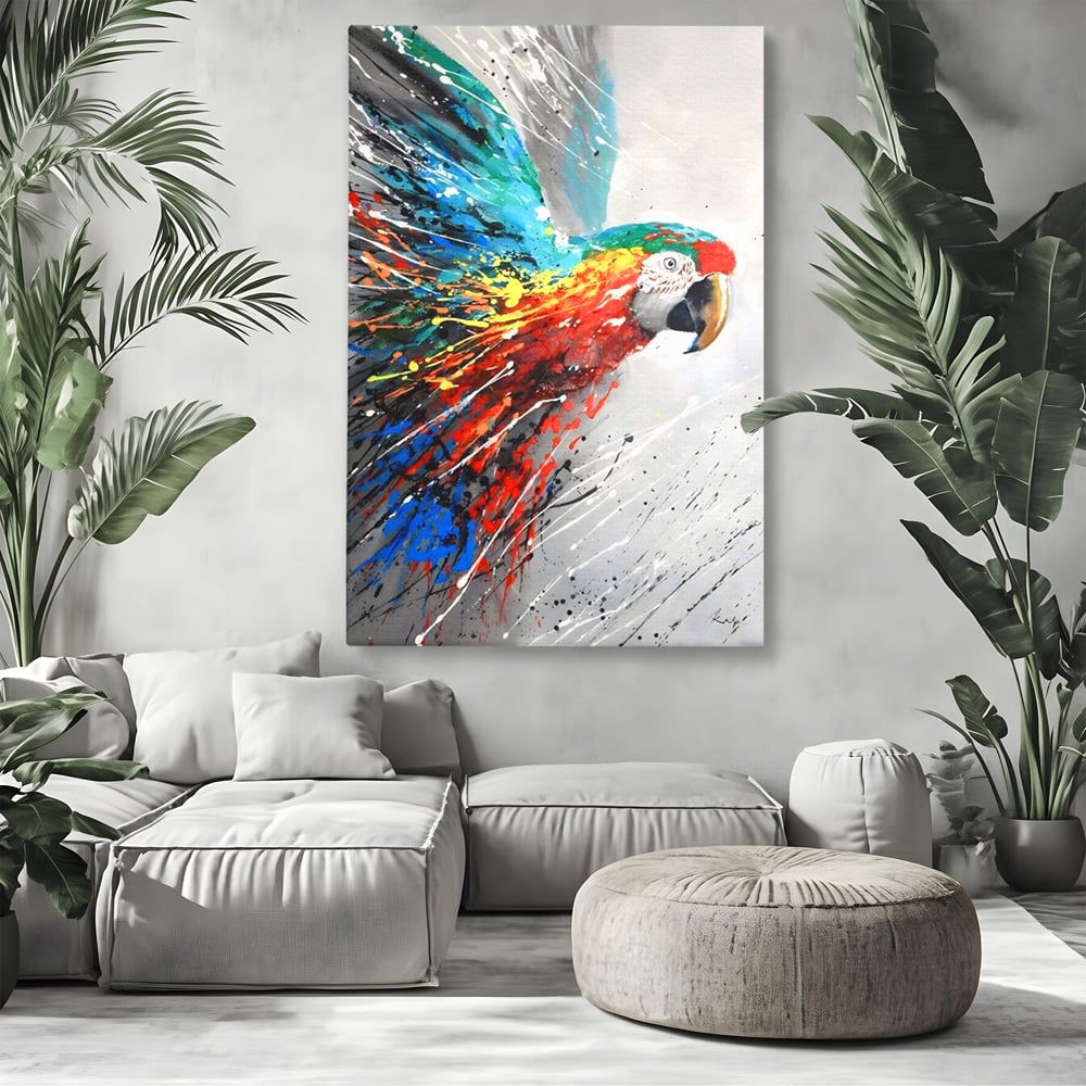 Tablou canvas cu tablou canvas cu papagal colorat, fara rama, pe sasiu de lemn, pe perete intr-un living